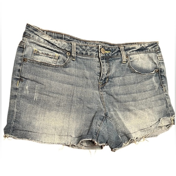 Aeropostale Medium Wash Distressed Midi Jean Shorts with Frayed Hem Size 8 - Picture 4 of 9